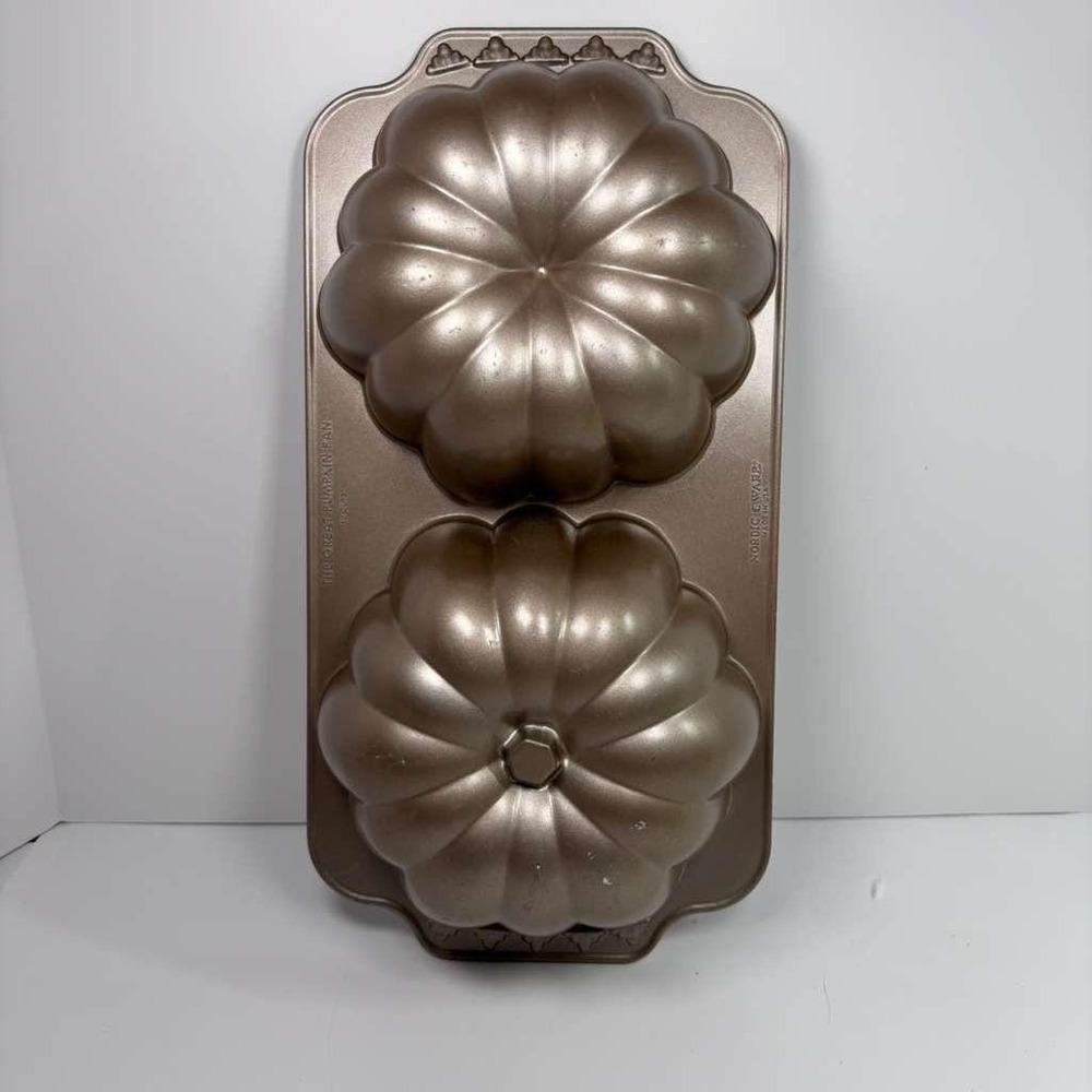 Nordic Ware Cast Aluminum The‎ Great Pumpkin Bundt Cake 10-Cup pan